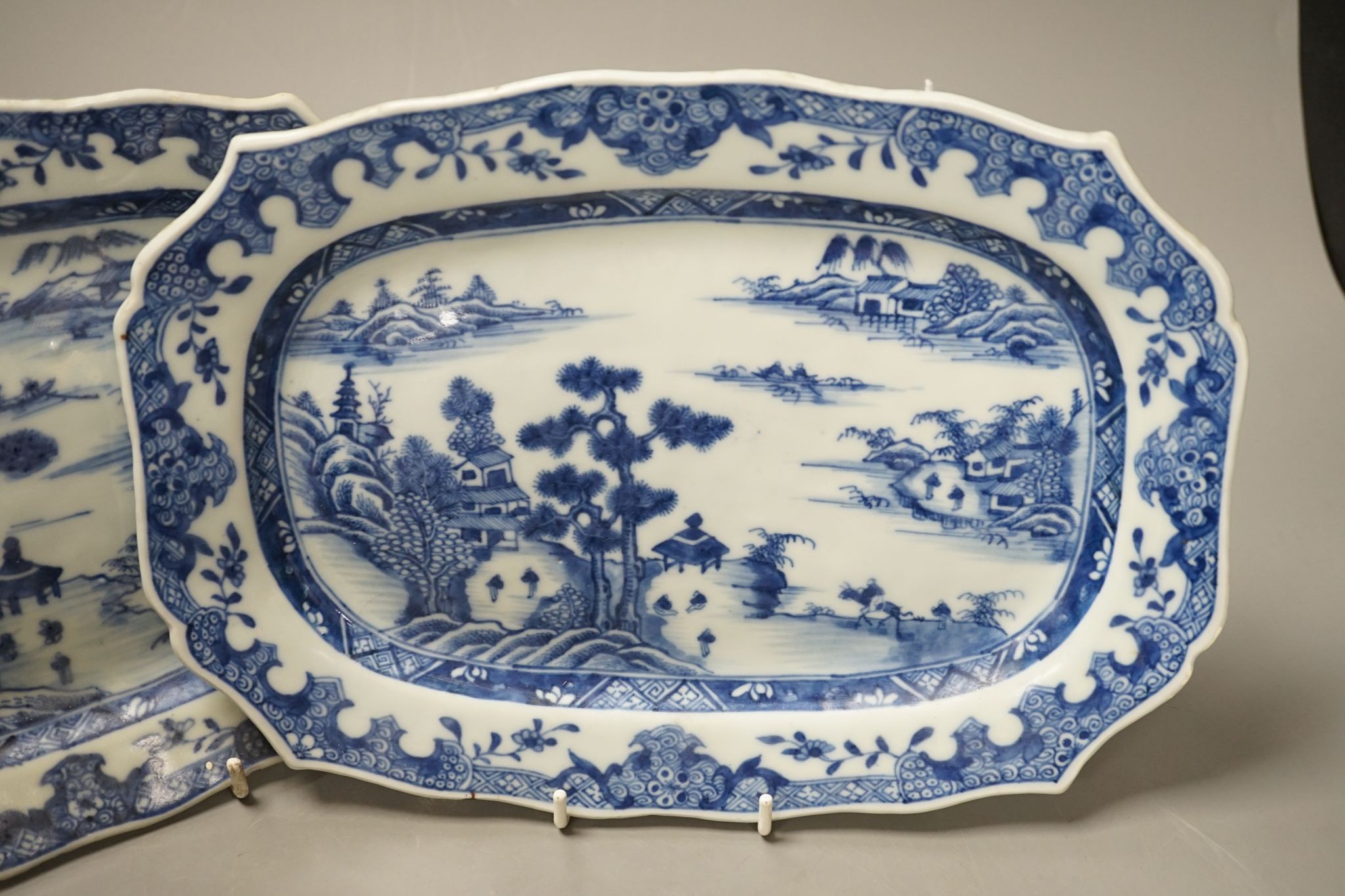 A pair of 18th century Chinese export Blue and white dishes, 27cm